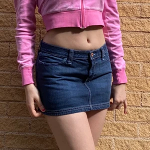 Jeanskjol  - Riktigt snygg low waist jeanskjol. Passar så bra nu till sommaren. Budgivning om många är intresserade 💕