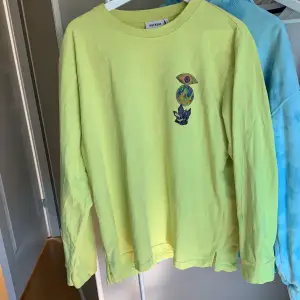 ”Neon grön” tunn sweatshirt från weekday med tryck. Säljer pågrund av den ej kommer till användning. Storleken är L men kan sitta bra på S-L. 