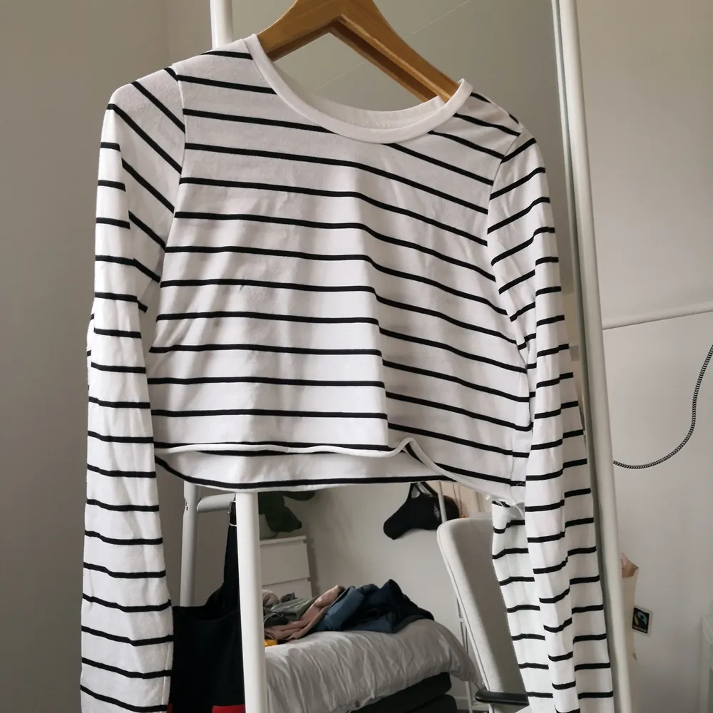 Randig svartvit långärmad t-shirt. Avklippt till en crop top. Kan skicka eller mötas upp i Stockholm. ❤️ . T-shirts.