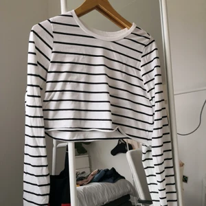 Avklippt tröja - Randig svartvit långärmad t-shirt. Avklippt till en crop top. Kan skicka eller mötas upp i Stockholm. ❤️ 