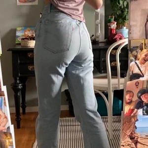 Ljusa Levi’s Jeans - Ljusblåa jeans köpta på Levi’s som tyvärr blivit förstora för mig!! Köpta för 1150kr men säljer för endast 280kr💕 Storlek 27 i midjan och långa för mig som är 1,70😍😍