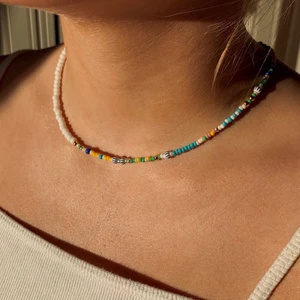 Halsband  - Heej!! Jag säljer egen designade och handgjorda smycken. Det här är den första modellen jag kommer att sälja, det kommer komma fler modeller så håll utsikt!💘 perfekta för sommaren och enkelt justerbar med guldig lås🌞