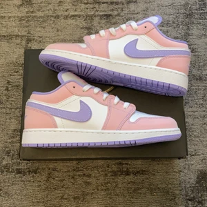 Air Jordan 1 Low Arctic Punch  - Hej. Jag säljer några helt nya par Air Jordan 1 Low Arctic Punch i storlekarna 36,5, 38, 38,5, 41 och 42 för 1900kr st ink frakt.                                          Fraktar samma eller nästa dag efter betalning.         Skriv gärna om du har några frågor om skorna!