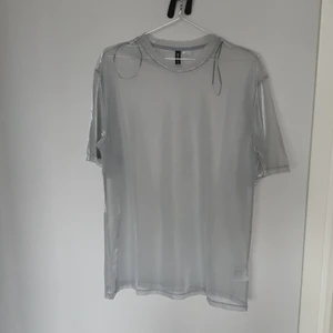 Skimrig H&M tröja - Aldrig använd, mycket oversized. Genomskinlig