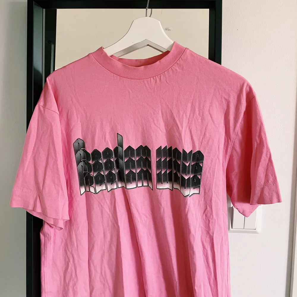 Super snygg rosa t-shirt från ASOS. Mycket sparsamt använd. Köparen står för frakten💓✨🤍. T-shirts.