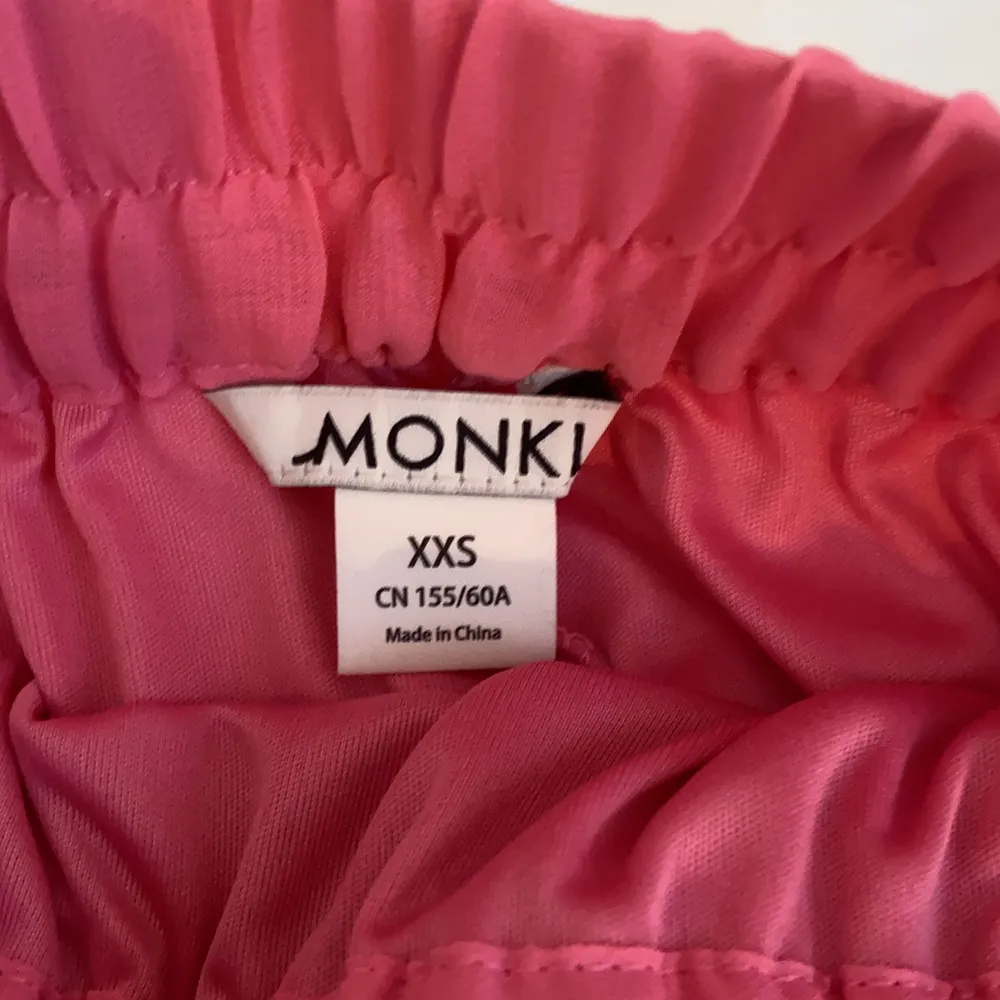 En rosa fin plisserad kjol ifrån monki🐒storlek xxs💕endast använd vid ETT tillfälle!. Kjolar.