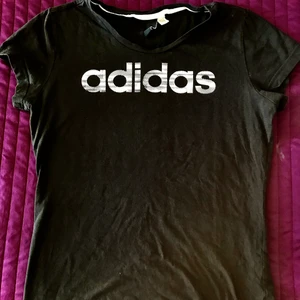 Adidas T-shirt  - Vanlig T-shirt , jätteskönt material, inget träningsmaterial. 