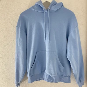 Hoodie - Hoodie:n är i XS! Men skulle säga att den även passar för en i S! 