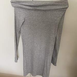 Superskönt grå klänning från Gina Tricot som är använd ett fåtal gånger, den är off shoulder och sitter tajt runt kroppen! Kan fraktas✨