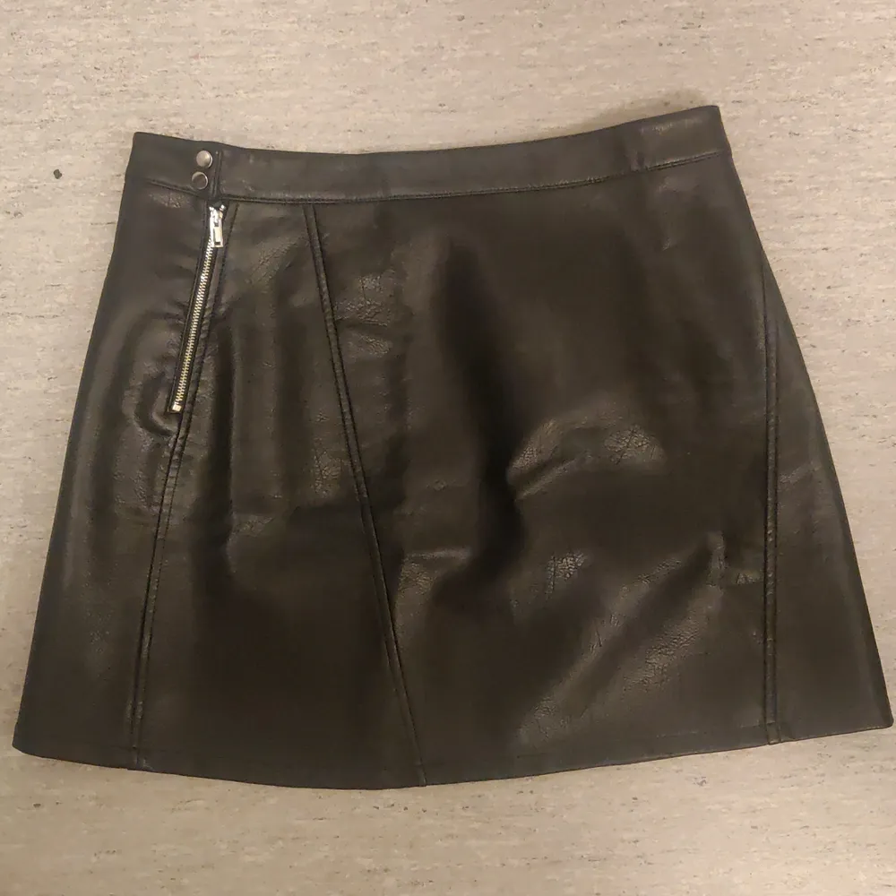 Faux leather skirt, black, xl. Kjolar.