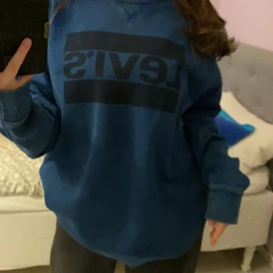 Tröja - Levis tröja some skitsnygg i färg blå! Tredje bilden visar en defekt. Frakt tillkommer på 66kr spårbart❤️ FAST PRIS