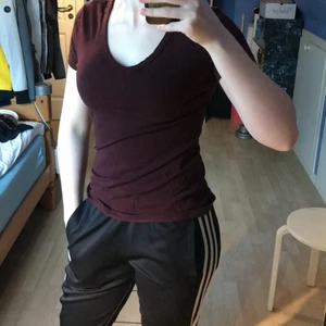 Lagom tight t-shirt, v-neck  - Vinröd, bekväm och snygg, lagom använd, fint skick