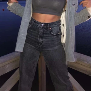 Gråa jeans från Zara - Jag säljer dessa populära gråa byxorna, från zara. De är i storlek 34! 🥰 kan antingen mötas upp i Stockholm city, eller så skickar jag de visa post. Budgivning vid många intresserade !
