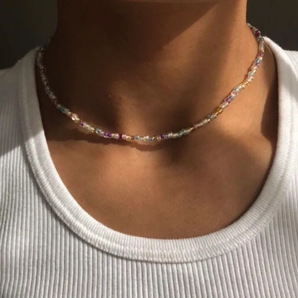 CARAMEL NECKLACE 🍬🍬 säljer ett handgjort halsband av glaspärlor 79kr men eftersom att det är rea tills 8 maj så är det rea på 59kr 💕 Passa på nu!! Instagram @designbyliya_ ❗️❗️❗️. Accessoarer.