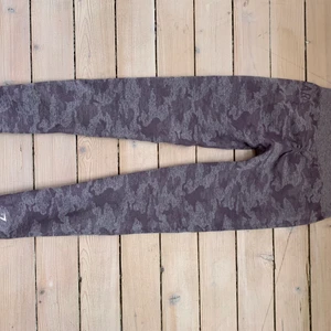 Gymshark camo seamless leggings - Väldigt bra skick och använda ett fåtal gånger, i storlek S💖