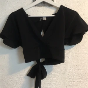 Magtröja - Superfin svart tröja! Snörning i ryggen så den passar även mig som har Medium! Använd 2 gånger 🥰