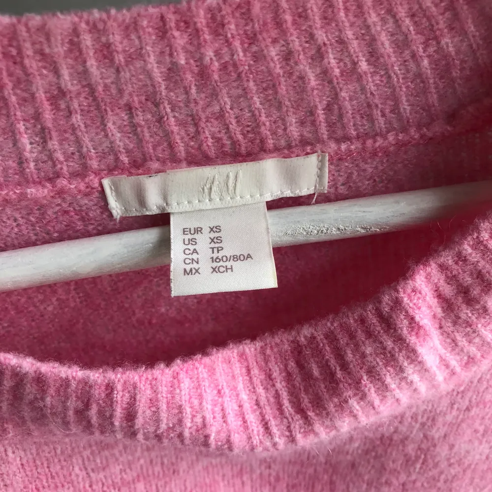 Stickad rosa tröja från H&M💖 Den är i mycket bra skick och är inte alls nopprig💞 Storlek XS men passar allt från XS-M💘 Så fin till sommaren, men säljer för att jag ej tycker att jag passar i den färgen, vilket är synd💞 Frakt tillkommer på 44kr (66kr om man vill ha det sårbart)💓. Stickat.