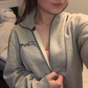 Peak performance tröja, strl L - • oanvänd unisex grå tröja från peak performance som man kan styla på många olika sätt.  • ej skador / smutsig, har dålig kamera  • strl L men jag skulle säga att den passar allt fr XS-L beroende på hur man vill att den ska sitta + att den e skit snygg som en oversized fit. Jag har även valt att vika upp armarna & vika ner kragen • i princip oanvänd (nyskick) bara legat i garderoben tyvärr • 70kr + frakt