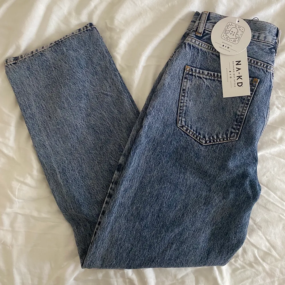 helt oanvända jeans från nakd med prislappen kvar! lite ”kortare” längd och i mom fit modell🤎  lite mindre i storleken då dem passar mig som brukar ha s/36 i byxor. Jeans & Byxor.