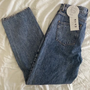 mom fit jeans - helt oanvända jeans från nakd med prislappen kvar! lite ”kortare” längd och i mom fit modell🤎  lite mindre i storleken då dem passar mig som brukar ha s/36 i byxor