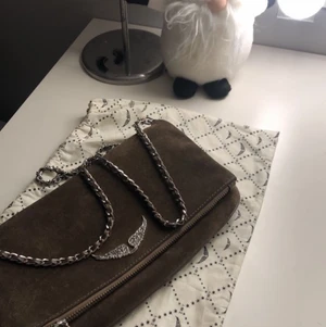 zadig väska - Säljer min älskade zadig väska då den inte kommer till användning längre 💘 Knappt rostig och i jätte fint skick!  Kan även byta mot en annan väska