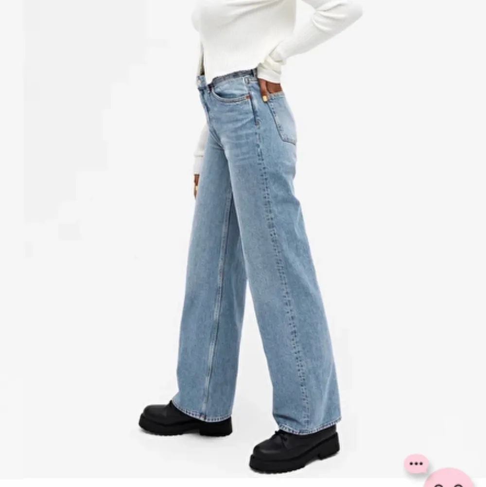 Superfina jeans från Monki i modellen Yoko mid blue, som nya💞köpare står för frakt, skriv för bilder på. Jeans & Byxor.