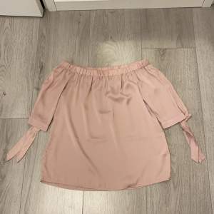 Blusen är off shoulder och rosa silke. Den är i storlek 36. Använd endast en gång alltså är den i väldigt fint skick. 