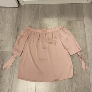 Rosa silkes off shoulder blus - Blusen är off shoulder och rosa silke. Den är i storlek 36. Använd endast en gång alltså är den i väldigt fint skick. 
