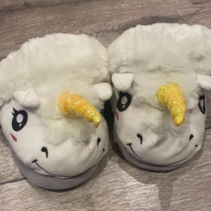 Söta tofflor - Ett par ursöta tofflor i storlek ONE SIZE som passar mig som har storlek 39 och passar även mindre och större.❤️ Dessa kommer tyvärr inte till användning hos mig därav säljer jag dom😊✅