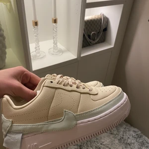 Nike air force - Säljer ett par Nike air force i storlek 37.5 som är köpta i London! True to size! Tar bud 🌸