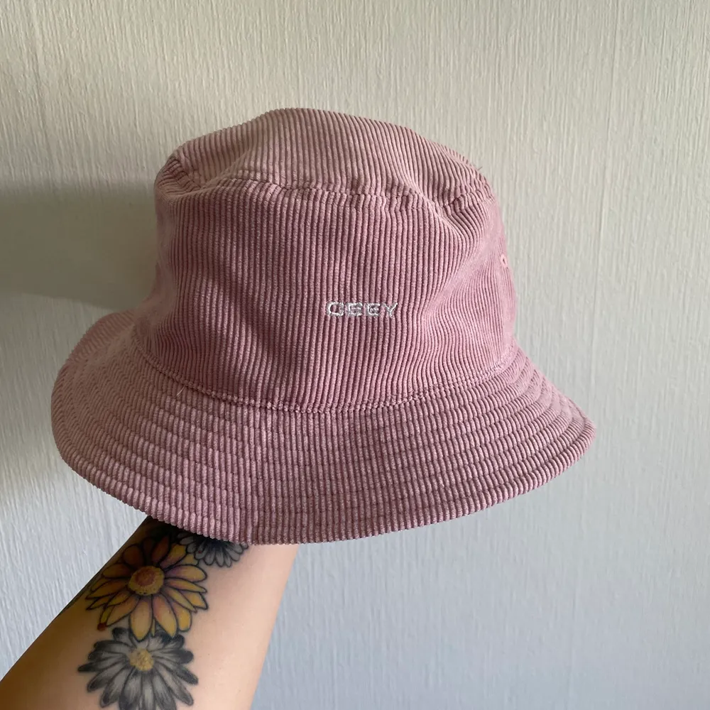 Säljer nu denna fina versatile bucket hat från Obey! Man kan antingen ha den i rosa eller blå. Accessoarer.