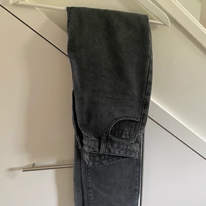 Svart hålig jeans  - Svarta håliga jeans i storlek S! Långa och raka, säljer för 150kr :)