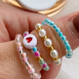 Trendiga smycken  - Ringarna och dess färger är exempel på hur ditt smycke kan se ut🤩 ringar 10 - 20 kr, halsband 50/80 kr, armband 30 kr, andra tillbehör + 2 kr st. Frakt kostar 15 kr💕💕💕 skriv till oss för mer information ☺️