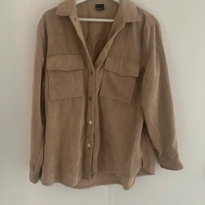 MANCHESTERSKJORTA/JACKA - Manchesterskjorta (kan även användas som jacka) i en fin beigebrun färg. Från Gina tricot, knappt använd. Frakt ingår ej i priset. Kan skickas med spårbar frakt om så önskas 