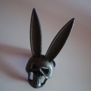 Reglerbar ring Goth rabbit Liknar Billie Eilish kollektion  - Aldrig använd. Reglerbar. Blir budgivningen. Tack för titten =) 