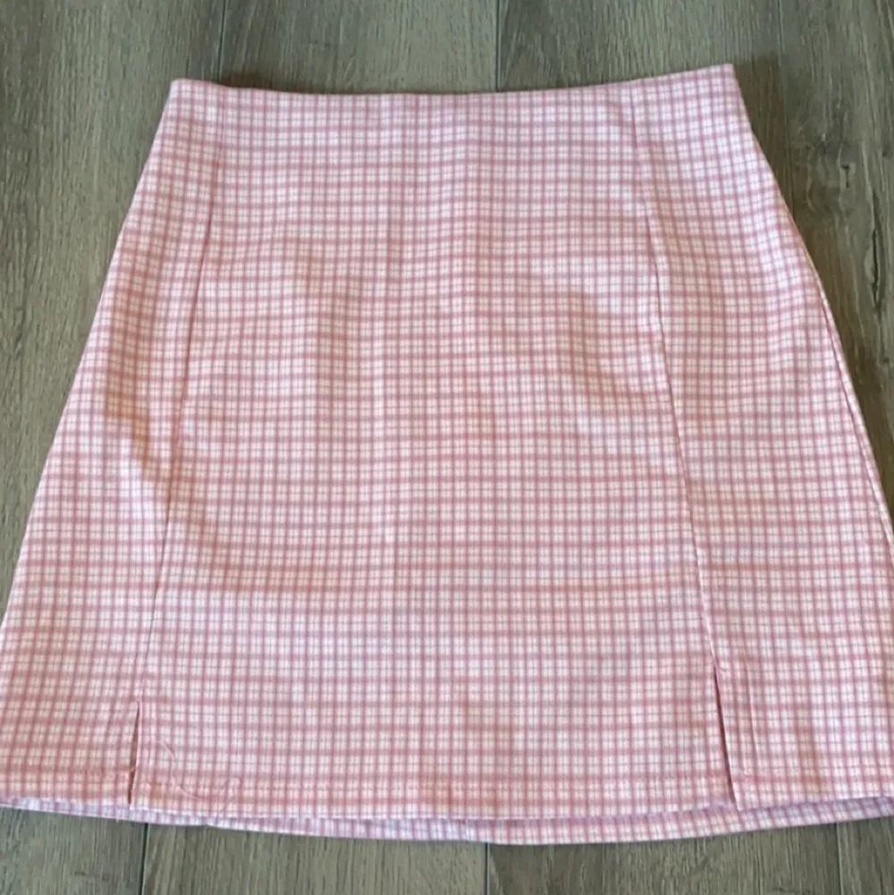 Jättegullig rosa kjol som inte kommer till användning💓säljer för 70 kr +frakt💓💓skriv privat för fler bilder. Kjolar.