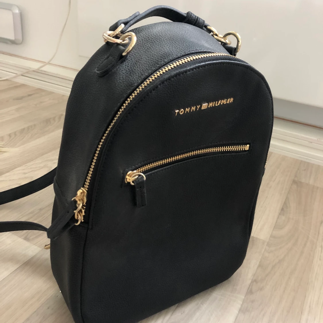 Svart liten Tommy Hilfiger ryggsäck  - 90