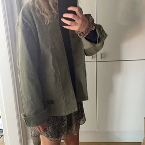 Storlek S - Den här gröna jackan har jag använt fåtals gånger och kommer ej till användning längre och jätte bra skick!💕 Jag säljer den här för 300kr och i ny pris 700kr 