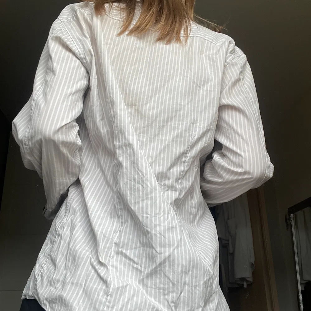 Super fin skjorta jag köpt secondhand, har bara tyvärr inte kommit till användning… Storlek M💋. Skjortor.