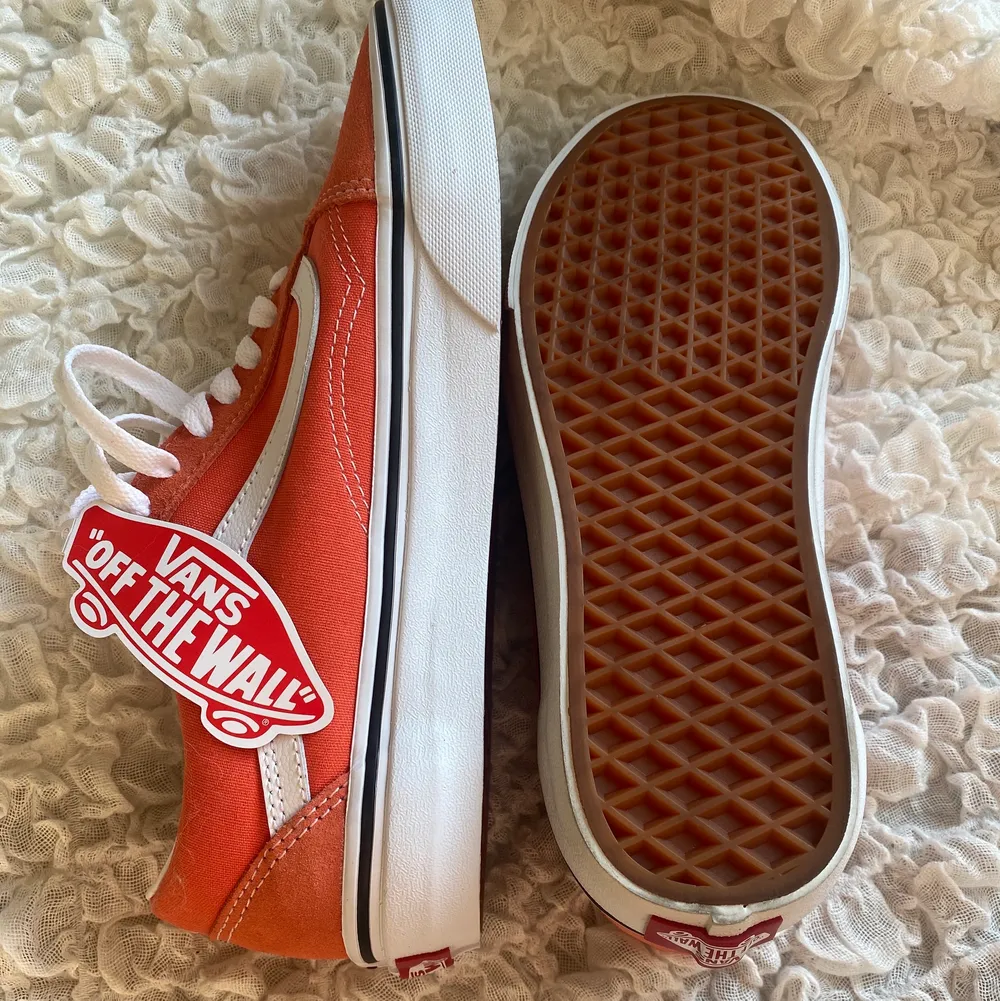 Vans i originalmodellen, aprikos/orange färg! Prislapp sitter kvar, endast prövade ett par gånger! . Skor.