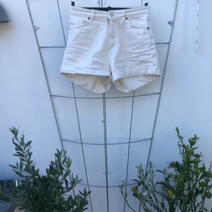 Vita jeansshorts från Monki! - Jeansshorts från Monki! Storlek 28!