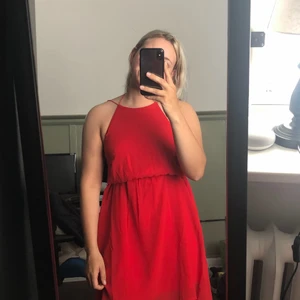 RÖD klänning ( midsommar?!?) - Använd ett år på midsommar! Kommer inte ihåg vart den är ifrån! Har vanligtvis 36 och den sitter bra på mig! 