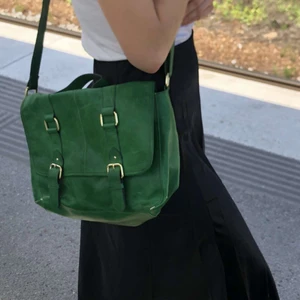 Grön väska med spännen. Bra skolväska- får plats med dator!! - Säljer den här väskan i en jättefin grön färg💚  Jag säljer även fler väskor ta gärna en titt💓