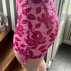 Rosa kjol - Rosa kjol från shein, nypriset vet jag inte riktigt men skulle tippa på 100kr, den är genomskinlig men om man har rätt underkläder syns de ej, superfin och kan justeras❣️