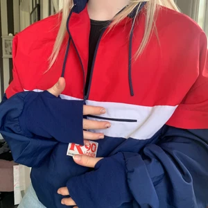 Anorak jacka - Anorak vintage jacka från 80s, väldigt fin och populär, köpte den på en vintagebutik för 200kr, finns en stor ficka i fram och går att lufta Ivan, går även att justera på siderna💙❤️ väldigt lätt så de fraktern blir billig.