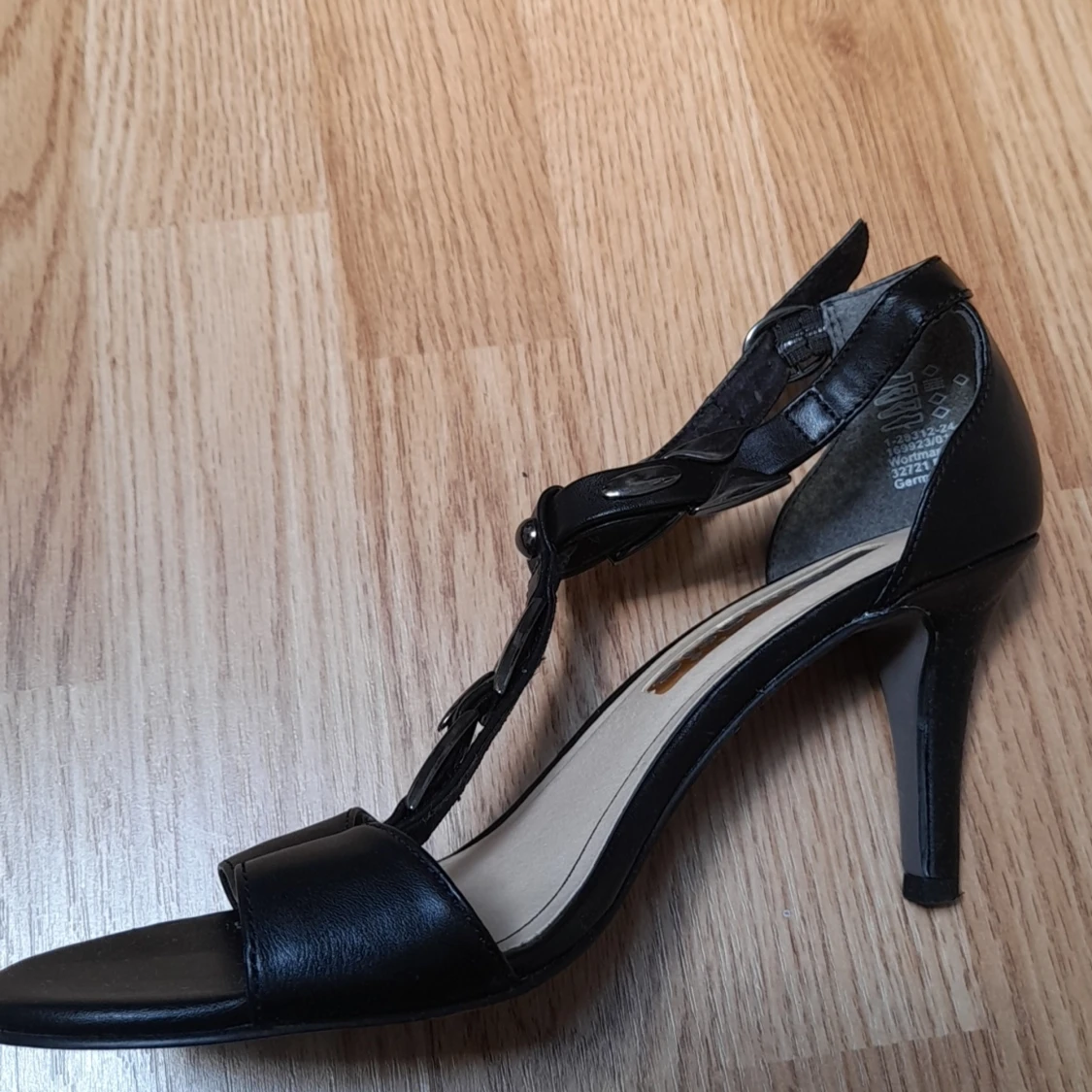 Små, svarta klackar med bronsaktiga detaljer på - 90