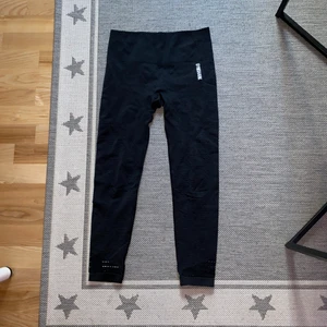 GYMSHARK TIGHTS - Svarta basic seamless tights från gymshark, storlek M! Säljs pga knappt någon användning. Supersköna att träna i men också typ ha o ba chilla i 😎 Knappt använda, inga hål eller märken. Frakt betalas av köpare, kan mötas i uppsala.