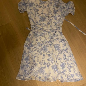 Klänning storlek 38 - Smått v-ringad i ryggen 