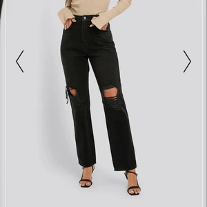Jeans nakd  - Säljer mina jeans från nakd då de sällan kommer till användning. Köpta för 400kr. Använda några gånger men i fint skick. Trådarna är borta så som det ser ut på bild 3. (Inte min bild, lånad bild!) Storlek 36, köparen står för halva frakten💞