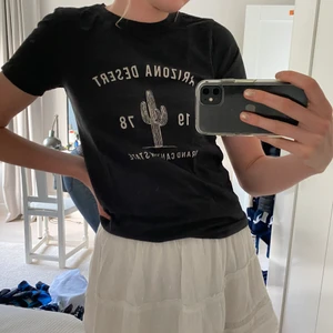 Grå T-Shirt med tryck - Grå t-Shirt med tryck mycket sparsamt använd💛